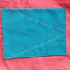 Le carré déco. Un sac grand format presque carré fait d'un coupon jacquard devant et de toile de coton à l'arrière du sac. Intérieur en coton style cretonne. Des anses en coton pailletée turquoise. Carré jacquard motif un gros coeur en fleur. Intérieur rouge. dos du sac turquoise. 2 poches intérieures. Cherchez le Chas